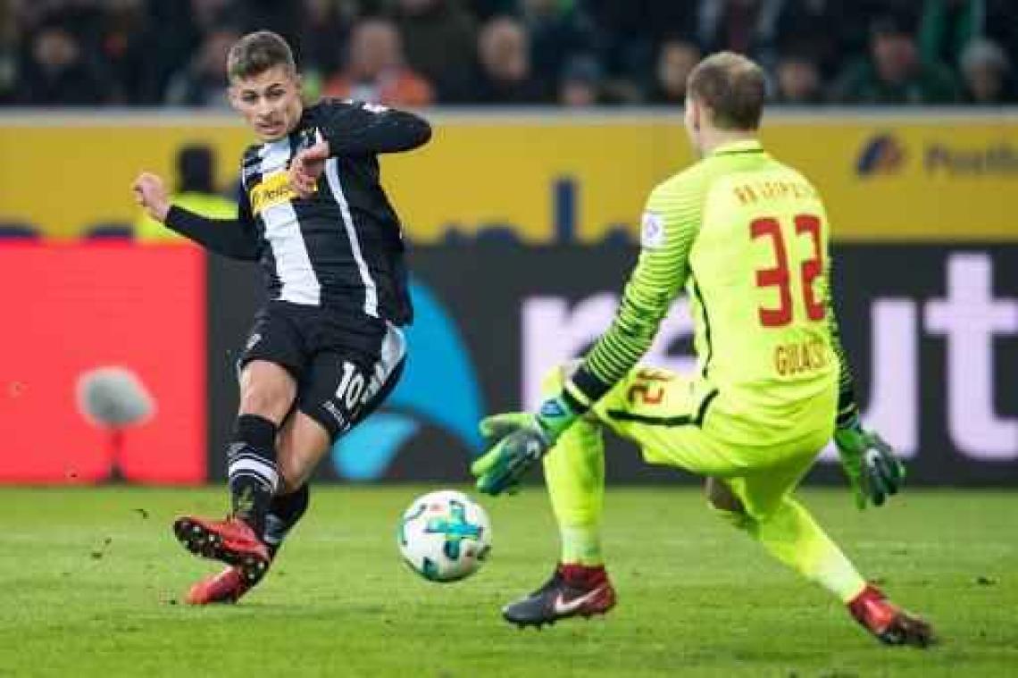 Belgen in het buitenland - Thorgan Hazard gaat met Mönchengladbach onderuit in het slot