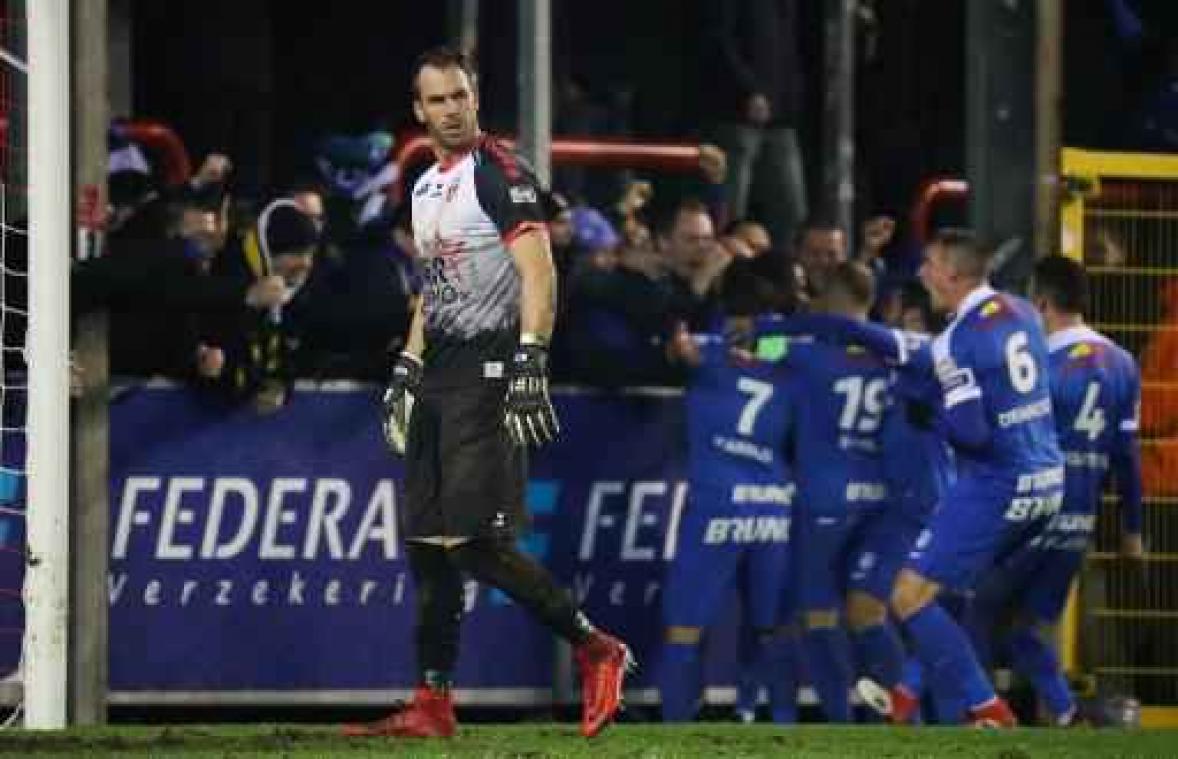 Jupiler Pro League - Racing Genk duikt top zes binnen na zuinige zege in Moeskroen