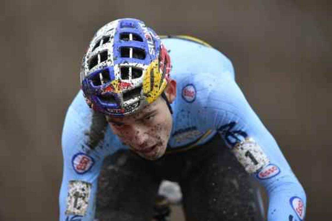 WK veldrijden: Wout van Aert pakt derde wereldtitel op rij