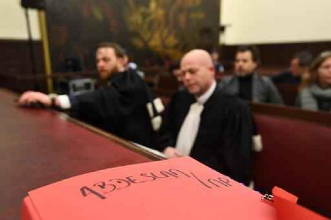 Salah Abdeslam en Sofien Ayari zijn de zittingszaal binnengebracht