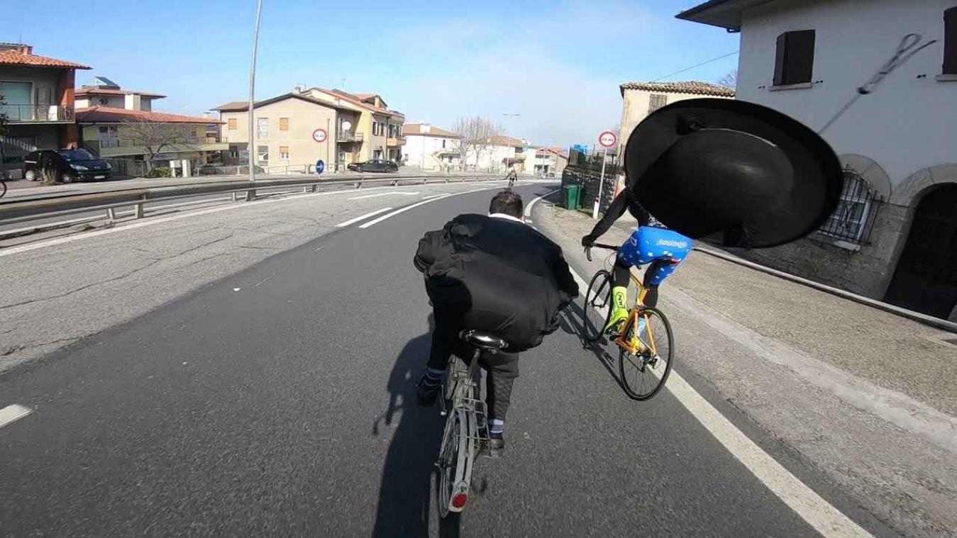 VIDEO: Priester op plooifiets raast door de straten van San Marino