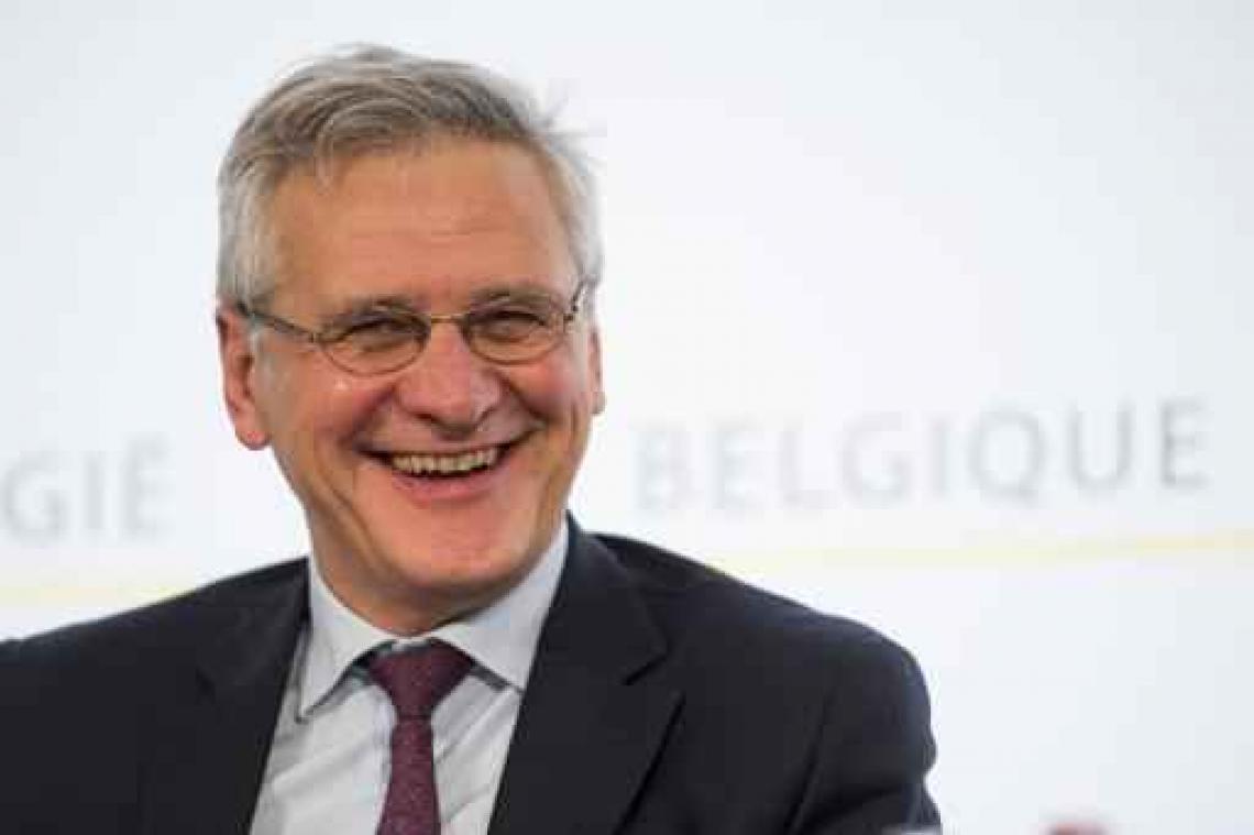 Minister Peeters past "indien nodig" regelgeving zonnebankcentra aan