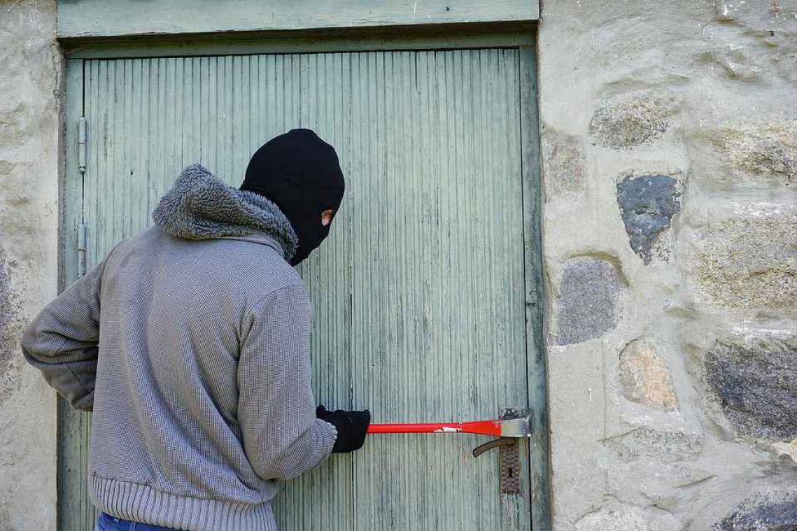 "Hallo politie? Mijn huis is gestolen"