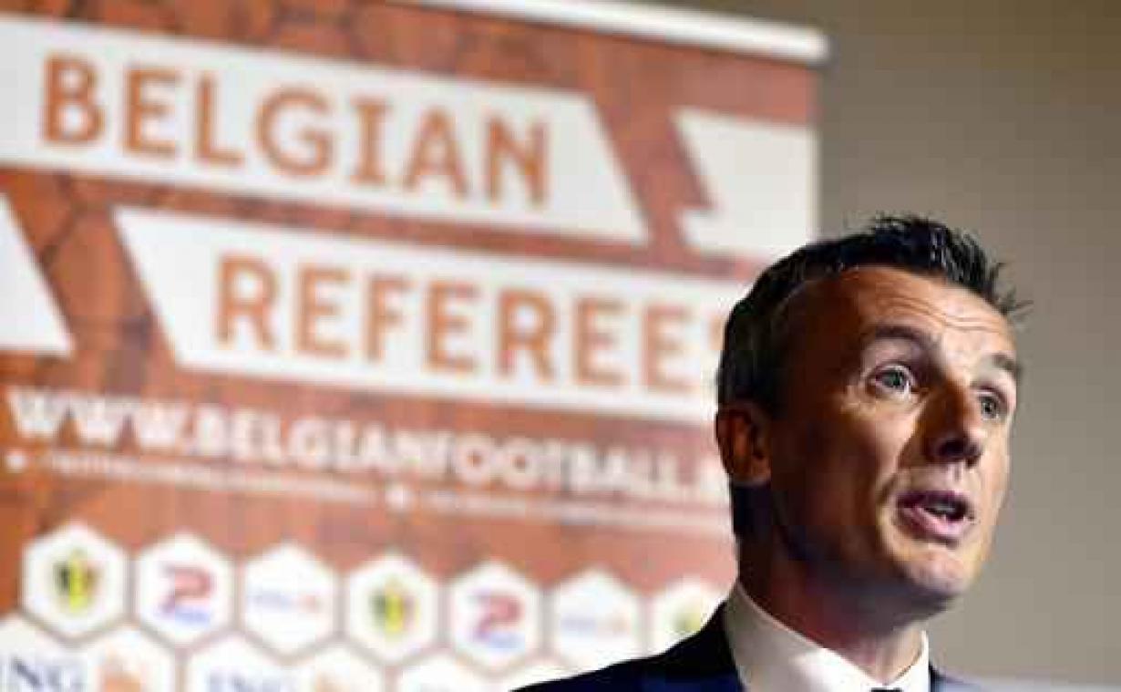 Jupiler Pro League - Scheidsrechtersbaas Verbist weerlegt opnieuw kritiek van ex-ref Gumienny