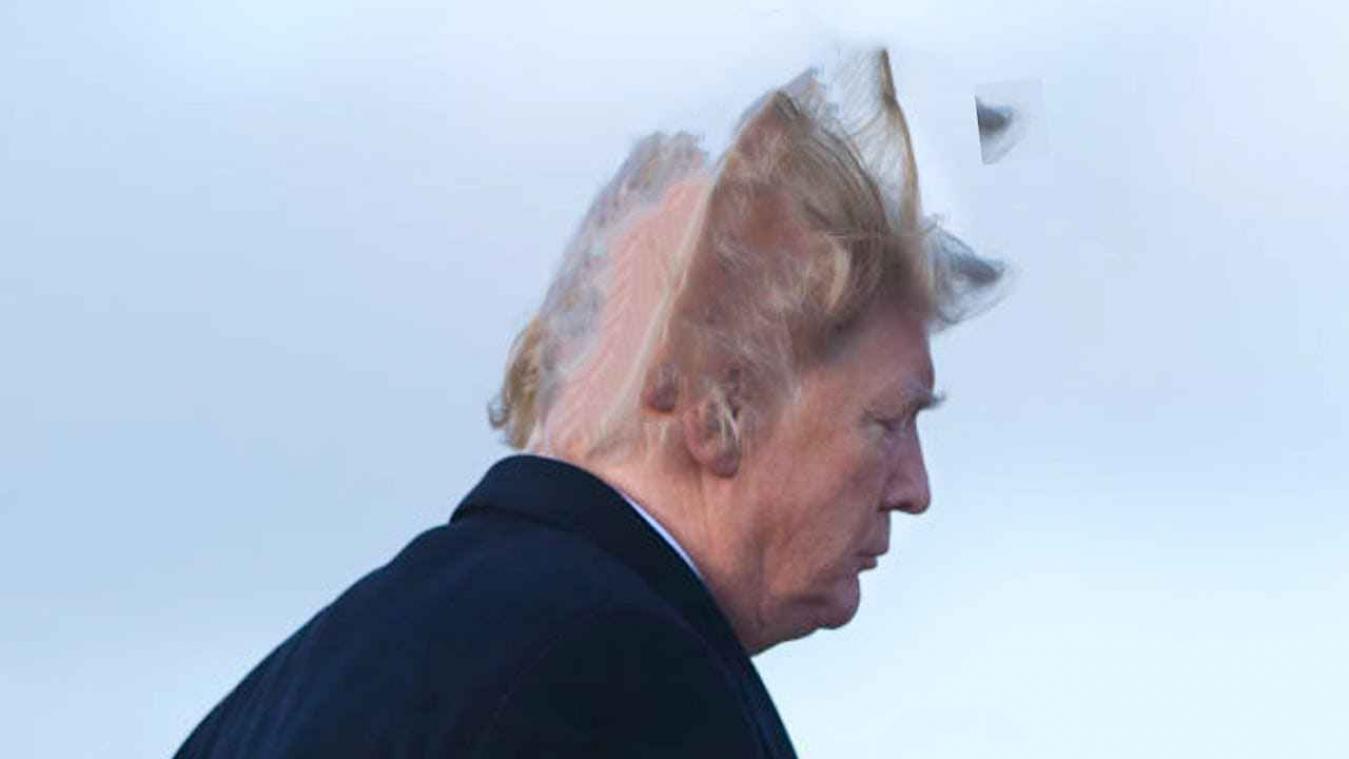 VIDEO. Windvlaag legt unieke haardos van Trump bloot