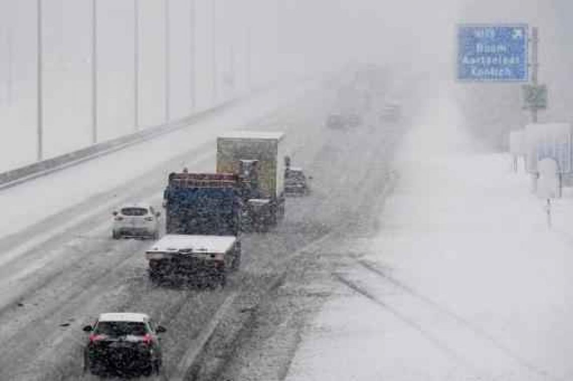 KMI waarschuwt voor tot 5 cm sneeuw, Wegen en Verkeer raadt aan thuis te blijven