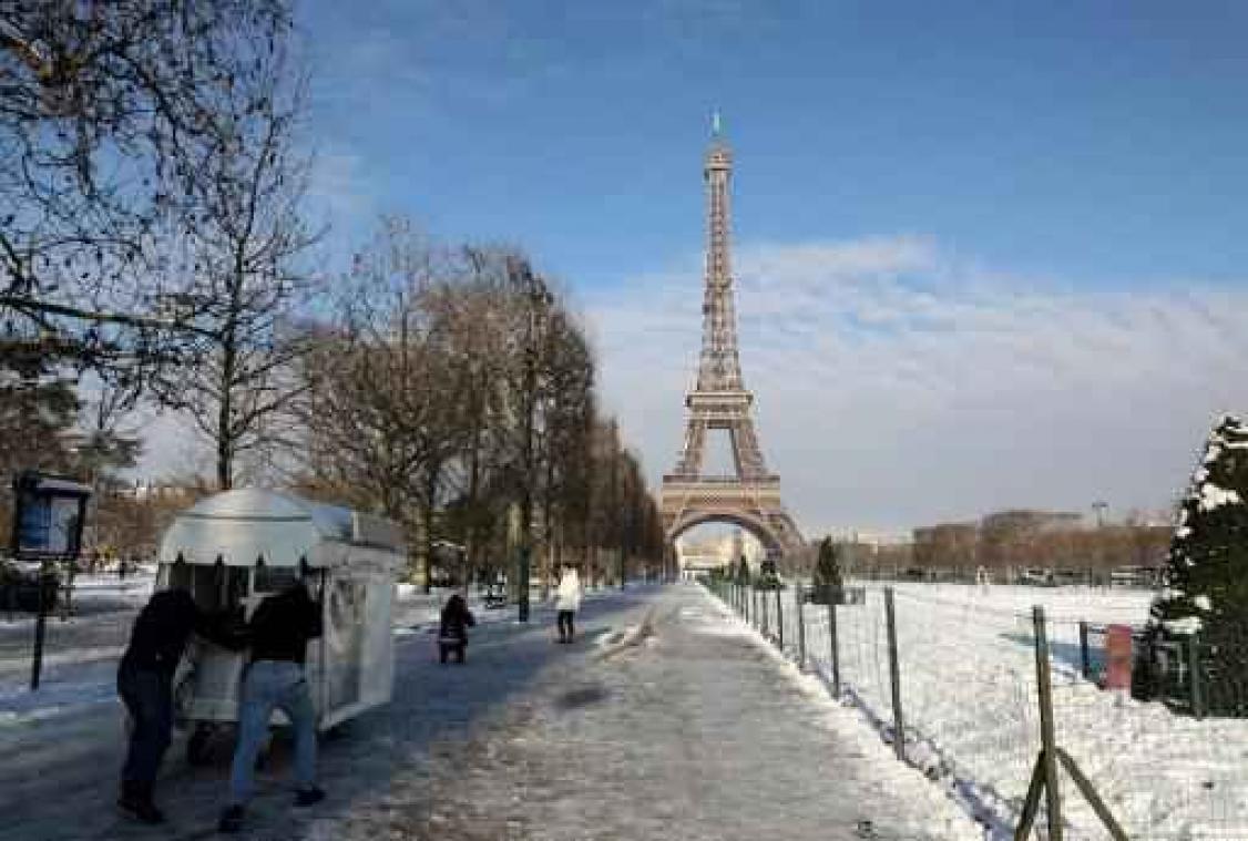 Sneeuw en ijzel houden Eiffeltoren dicht
