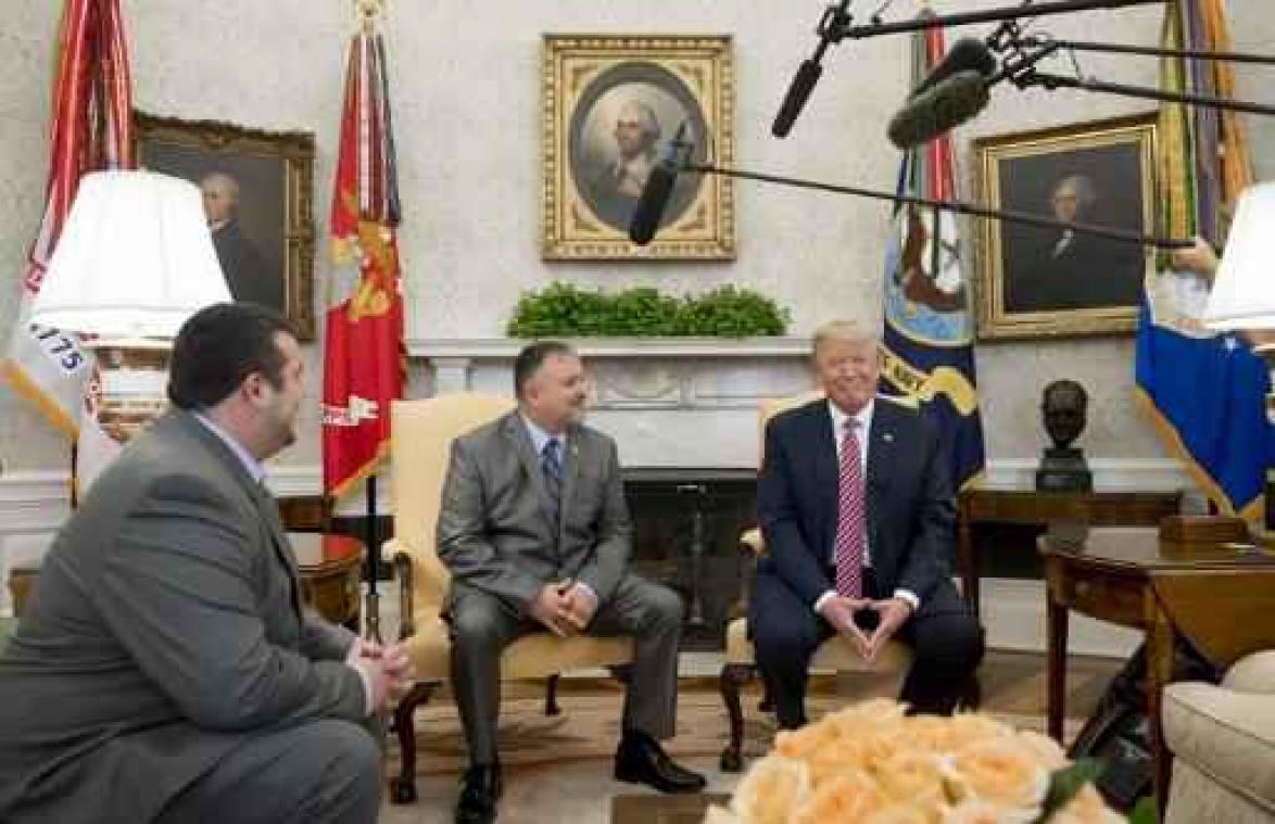 Donald Trump hekelt "valse beschuldigingen" tegen medewerkers Witte Huis