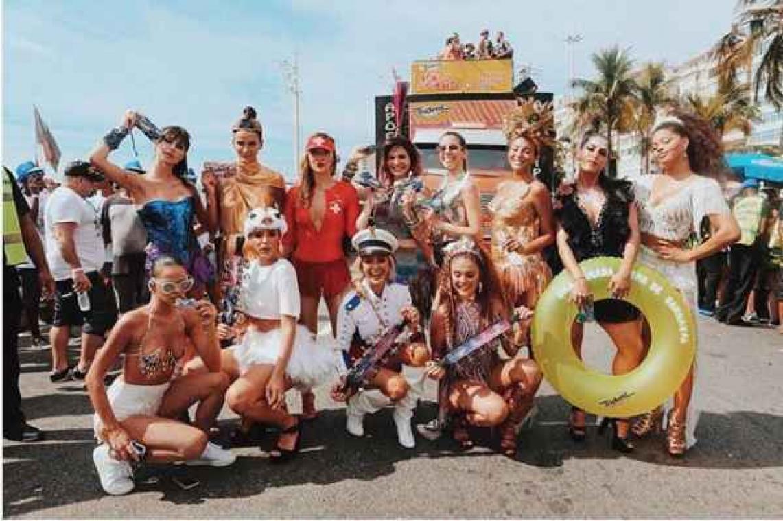 Vriendin Neymar viert carnaval in pikante outfit