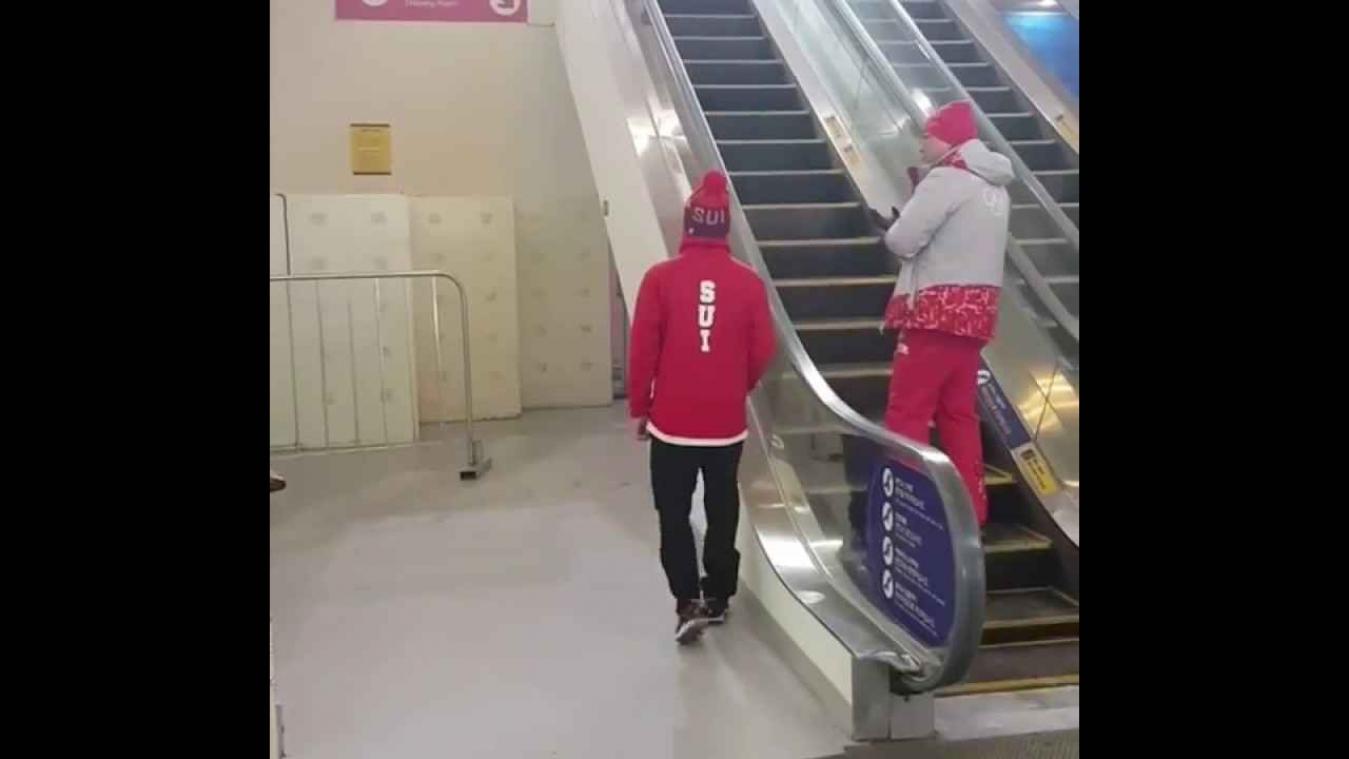 VIDEO. Zwitserse freestyleskiërs stunten op roltrap in hilarische video