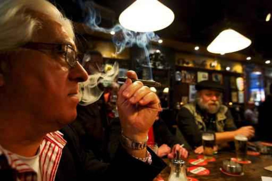 Rechter verbiedt rookruimtes in Nederlandse horeca