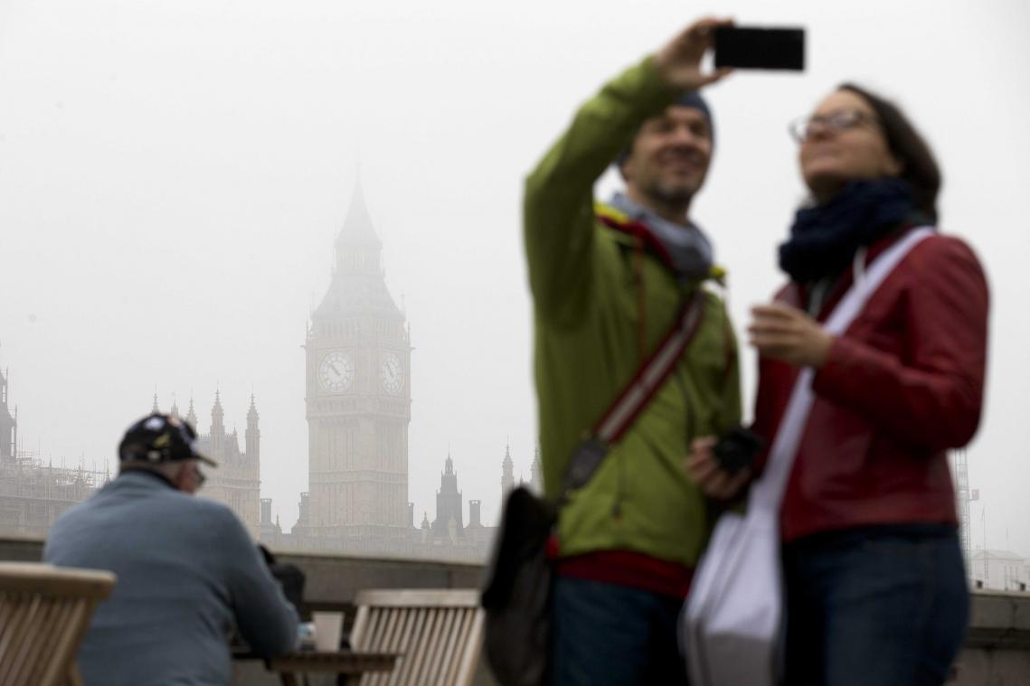 IN BEELD. Londen gaat schuil onder een dichte mist