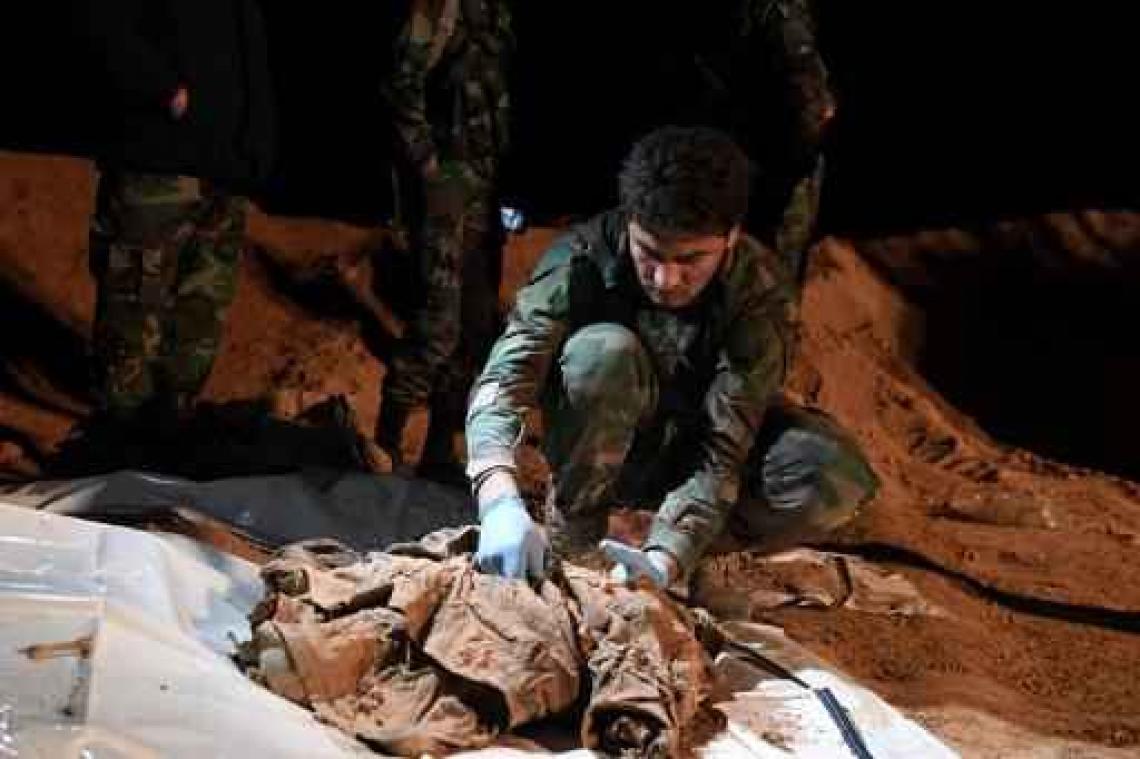 34 lijken ontdekt in massagraf in Syrië