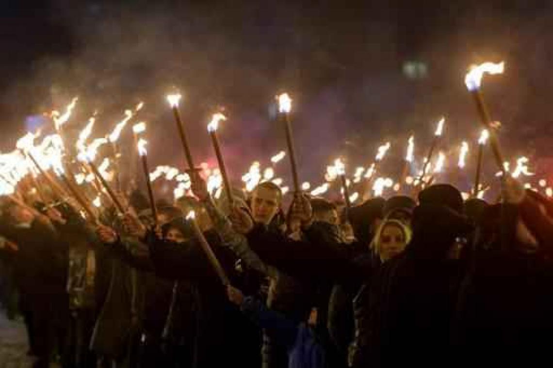 Extreemrechtse nationalisten met fakkels op straat in Bulgarije