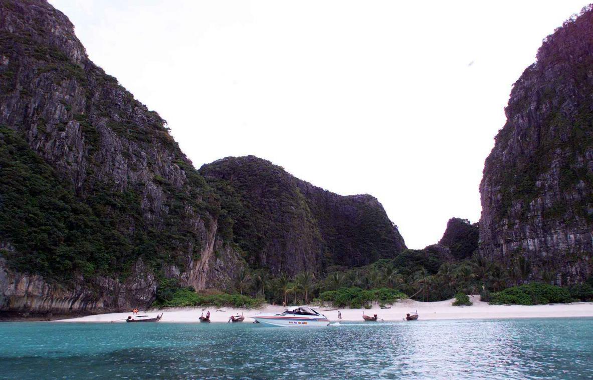 Populair strand in Thailand tijdelijk gesloten voor publiek