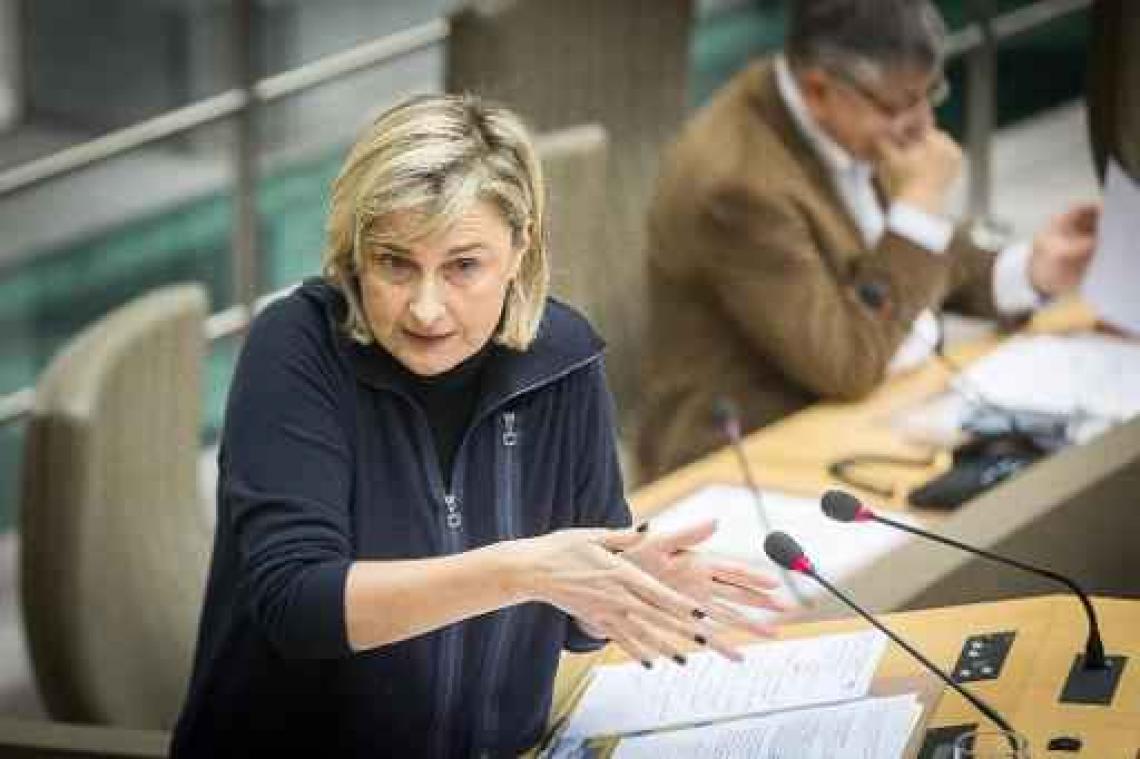 Minister Crevits beveelt onderzoek naar Joodse meisjesschool in Antwerpen