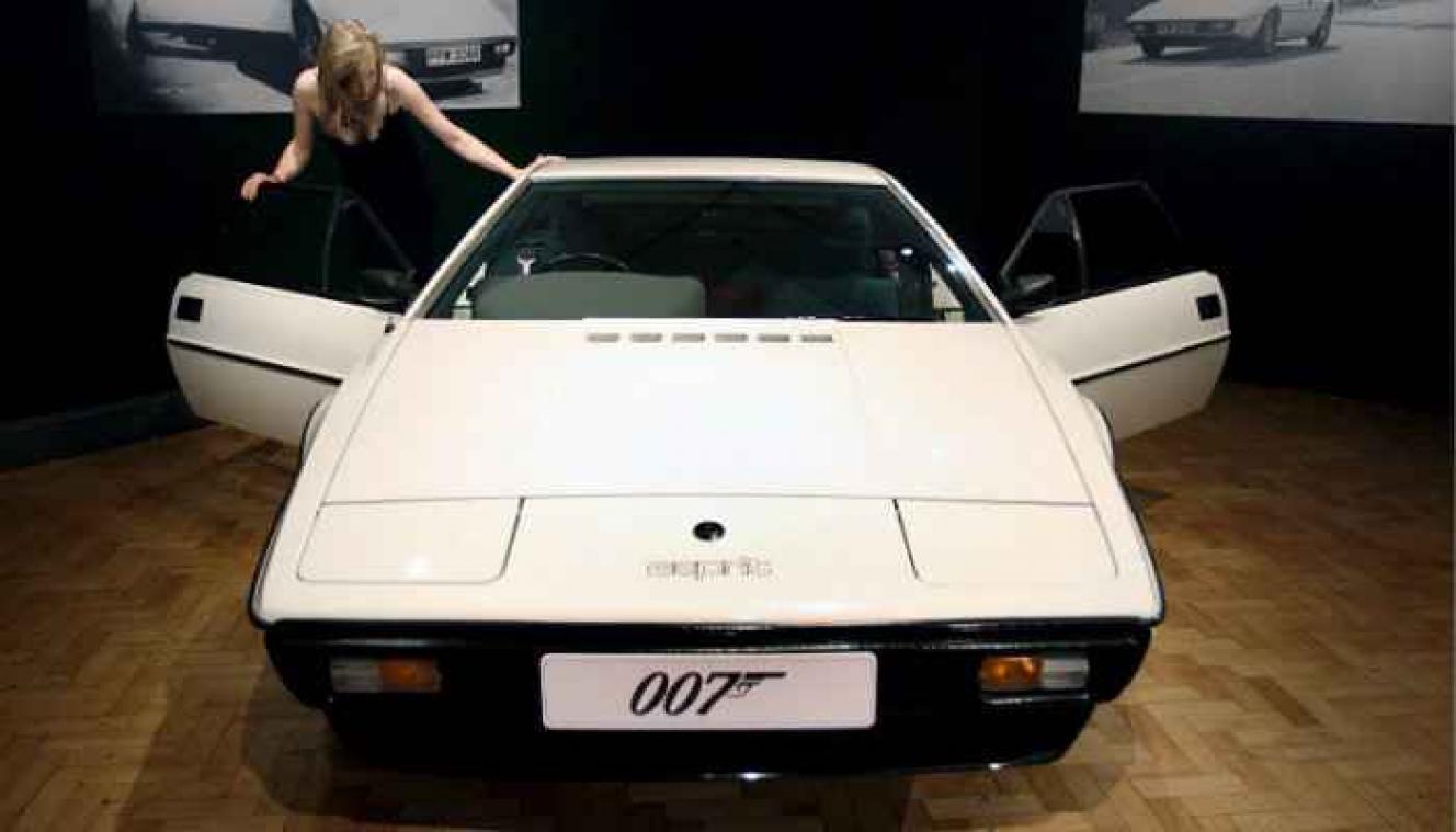 's Werelds grootste autocollectie van James Bond staat te koop