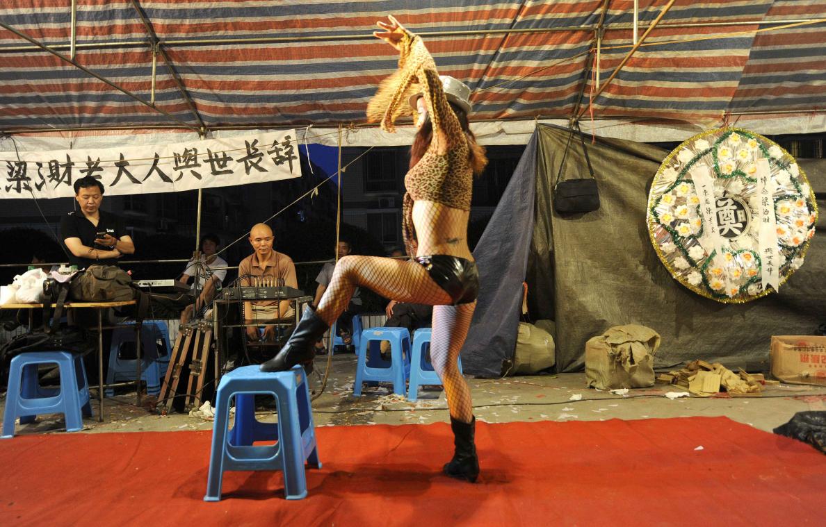 China onderneemt actie tegen strippers op begrafenissen