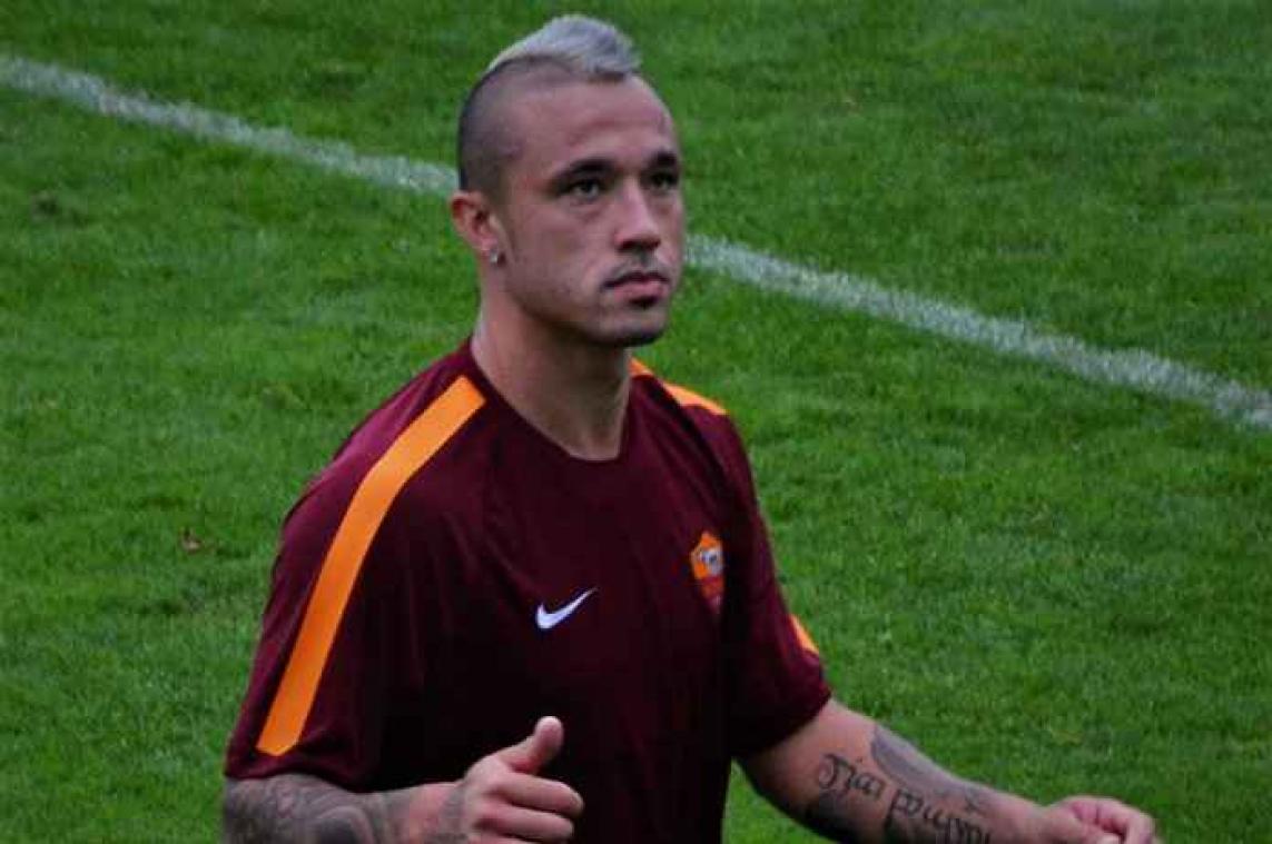 Nainggolan kan niet zo goed tegen een stootje en verliest tand
