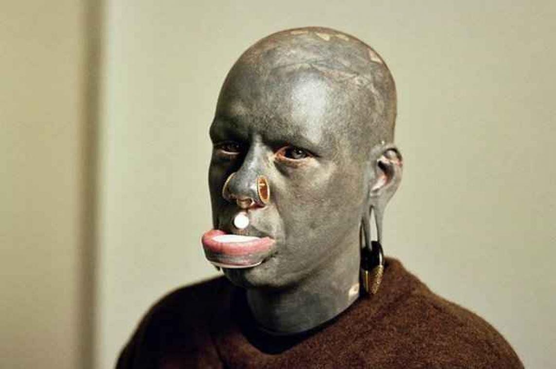 Brit is volledig bedekt met tattoo's en piercings
