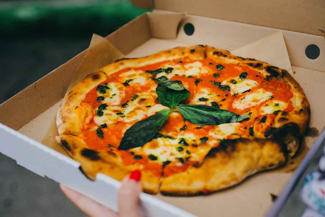 Britse pizzeria geeft gratis eten weg aan daklozen