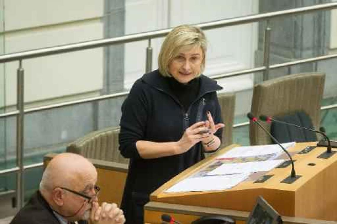 Crevits informeert scholen over regels rond hoofddoekenverbod
