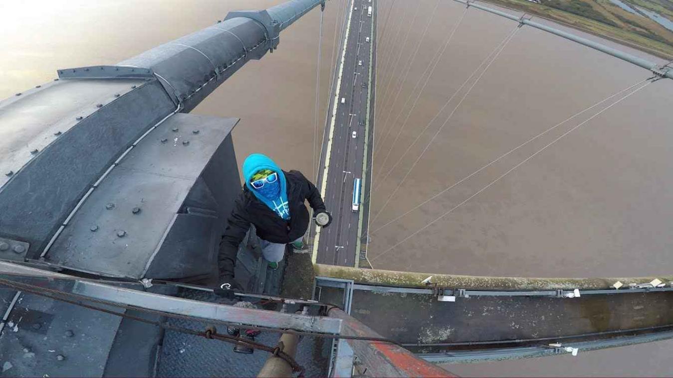 VIDEO. Gestoord: waaghals doet handstand op 150 meter hoogte