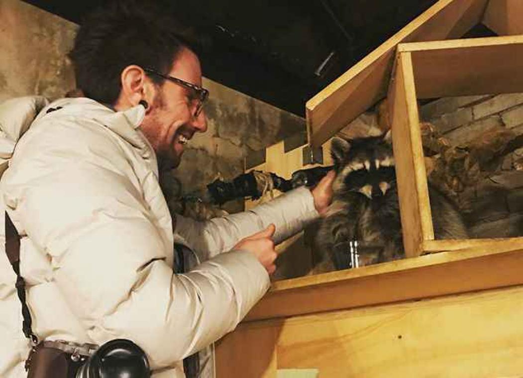 In dit café kan je genieten van een koffie en een wasbeer