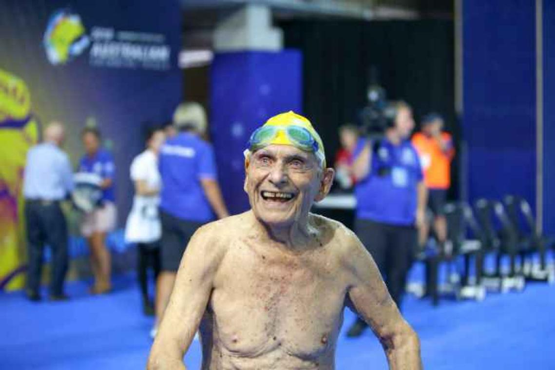 Senior breekt het wereldrecord 50 meter vrije slag zwemmen