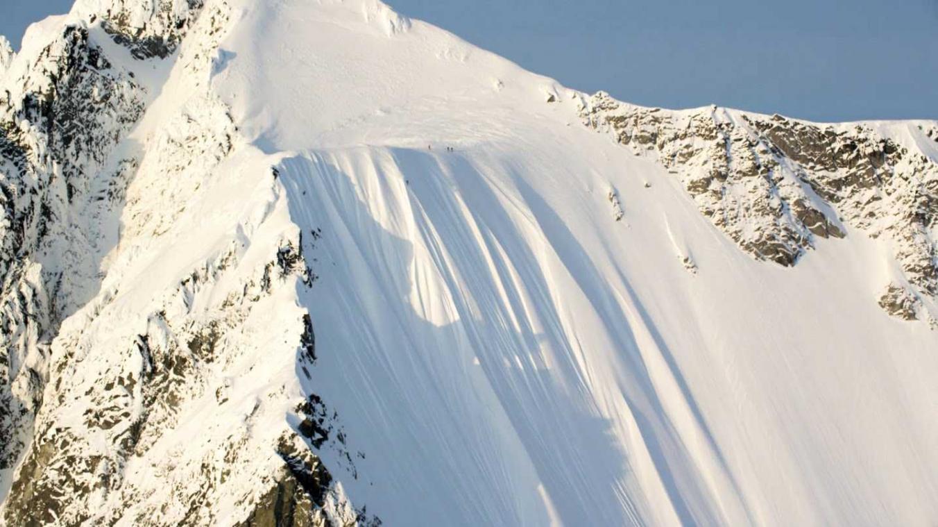 Skiër overleeft op miraculeuze wijze val van 500 meter