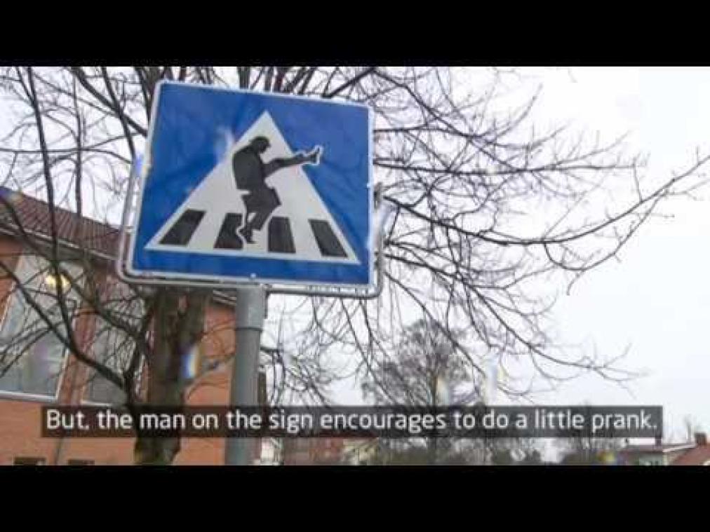 Verkeersbord spoort voetgangers aan om 'belachelijk' over te steken