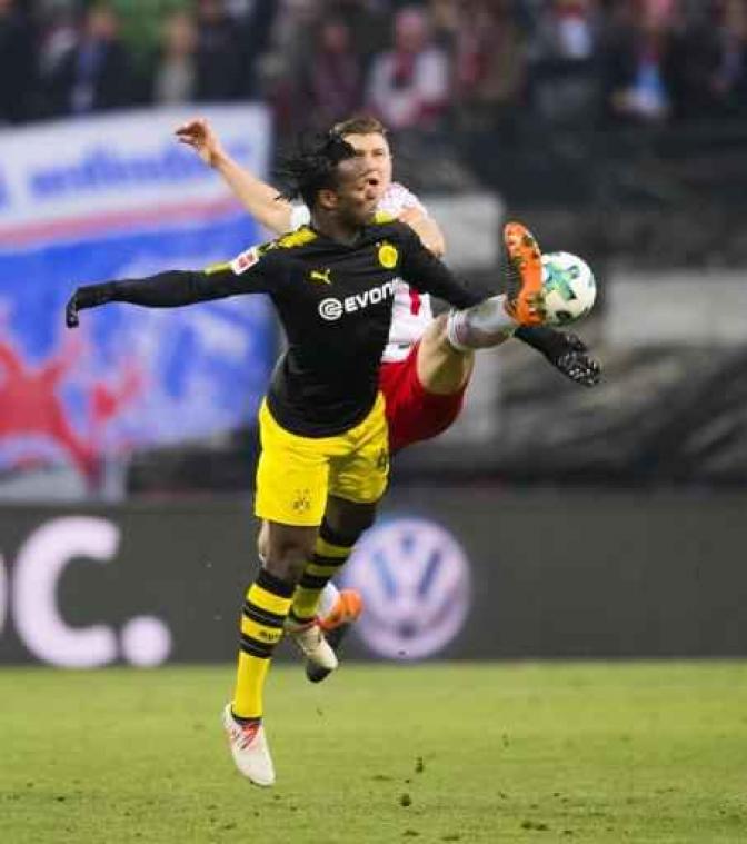 Belgen in het buitenland - Michy Batshuayi kan met Dortmund niet winnen van Leipzig