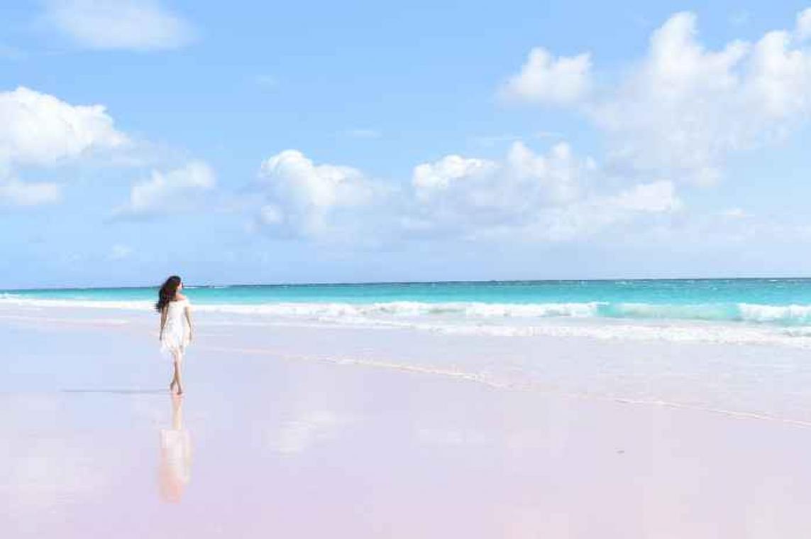 IN BEELD. Roze stranden om bij weg te dromen