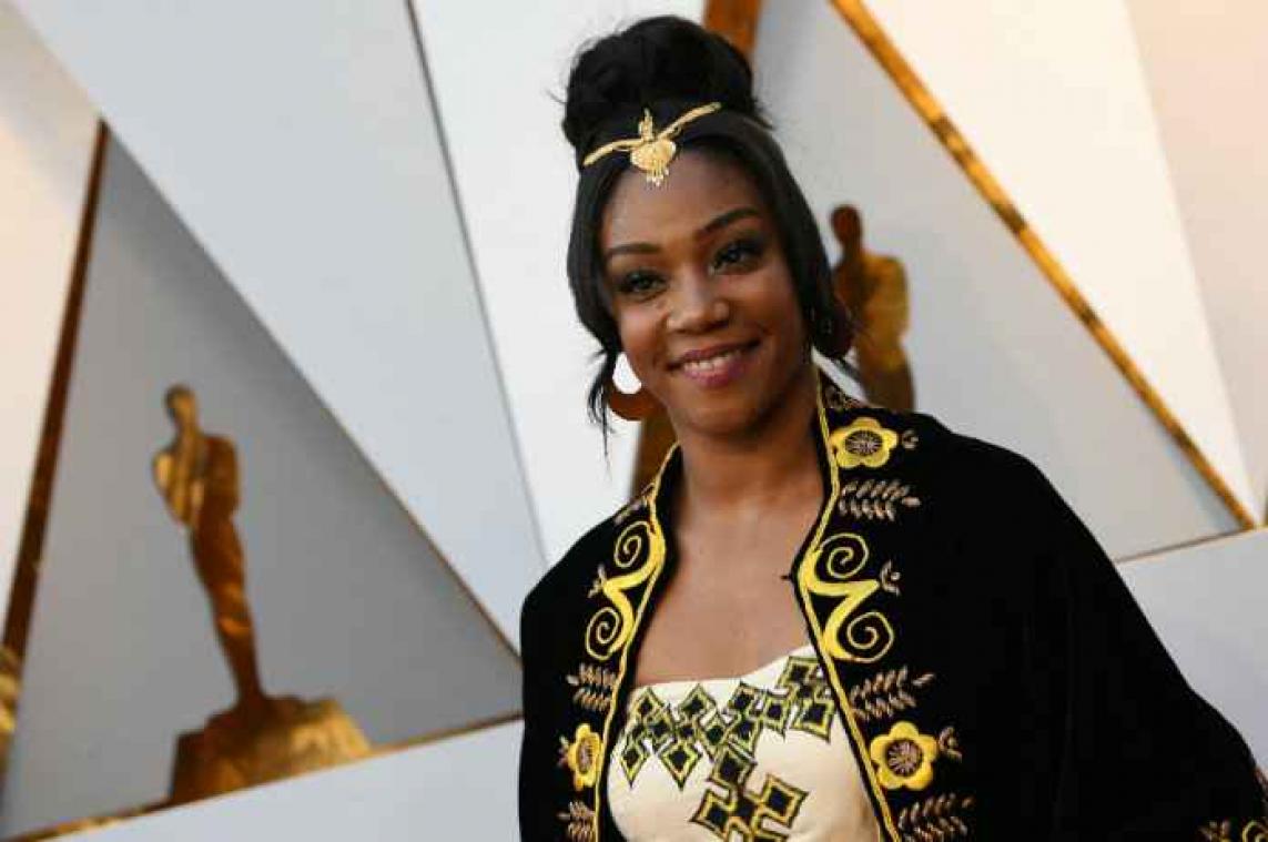 Comédienne Tiffany Haddish strikt Brad Pitt in de lift