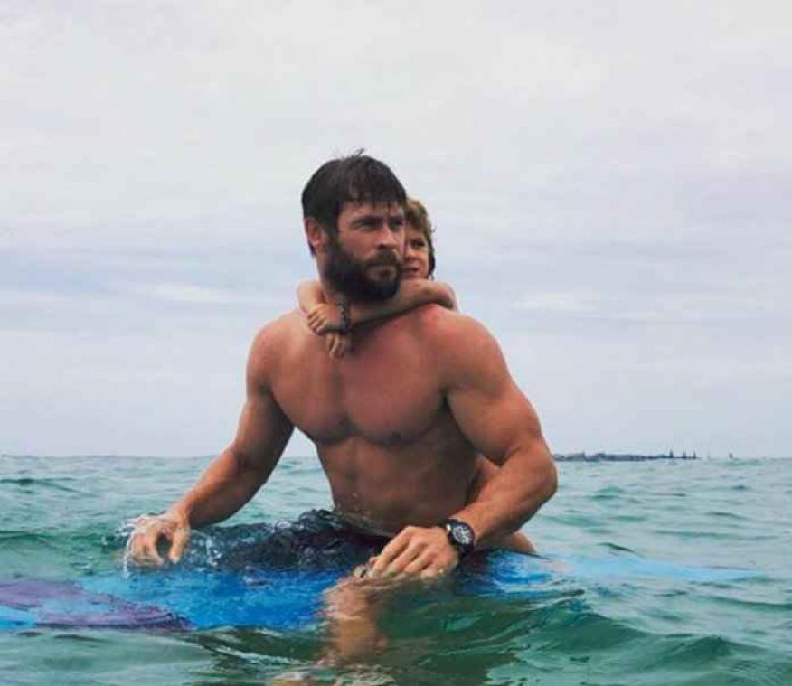 'Superpapa' Chris Hemsworth deelt vakantiekiekjes op sociale media