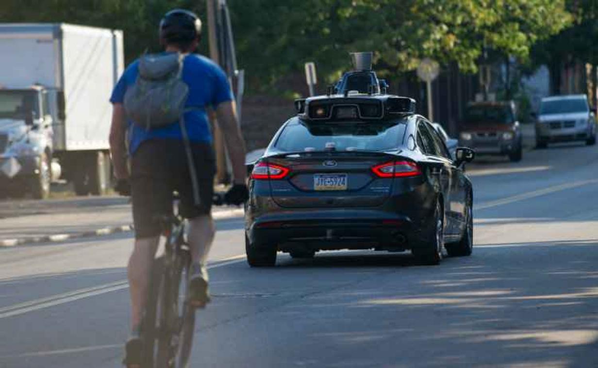Mensen in San Francisco vallen zelfrijdende auto's aan