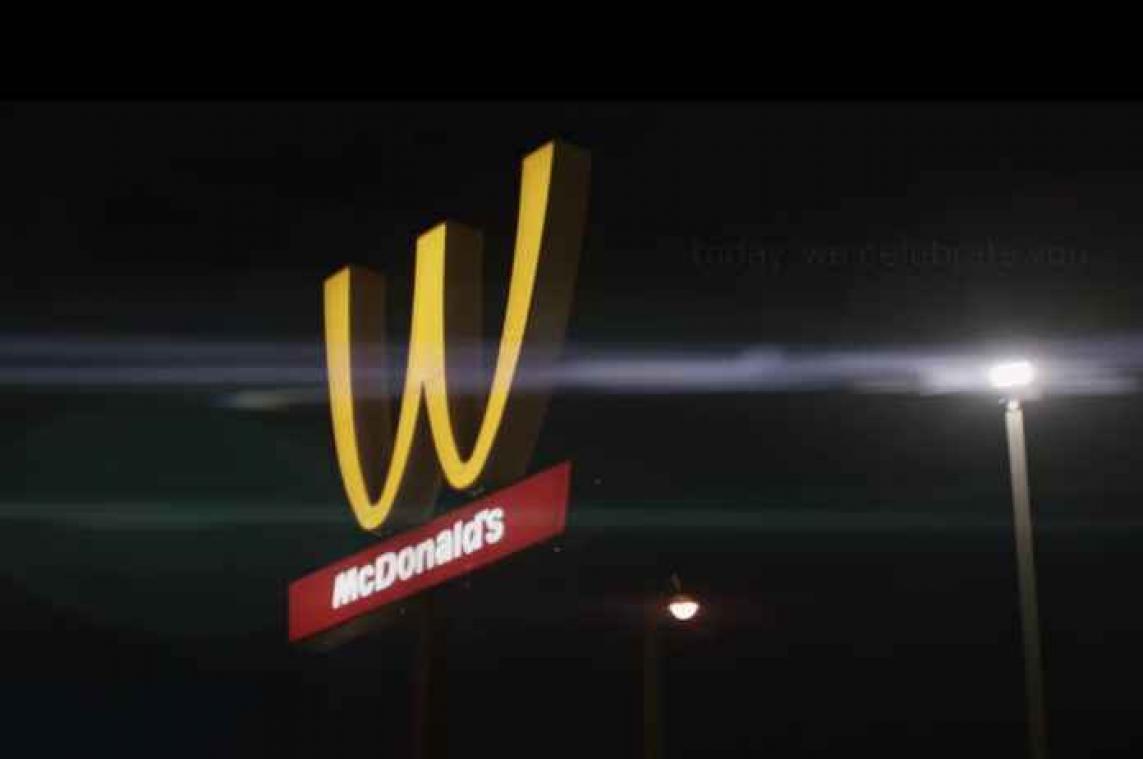 McDonald's zet vrouwen in de bloemetjes met omgekeerd logo