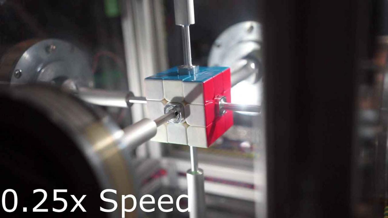 VIDEO. Ongelooflijk: robot lost Rubiks Kubus op in oogwenk