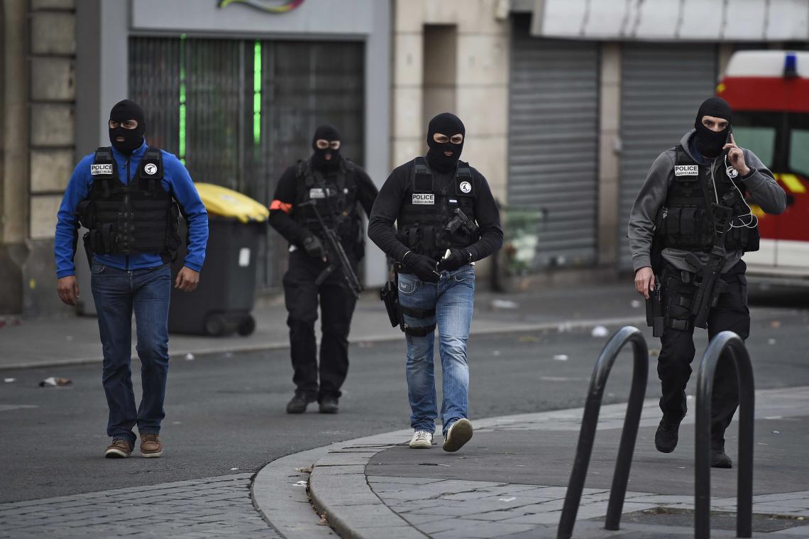 Vijf arrestaties en één dode in Saint-Denis, brein aanslagen mogelijk omsingeld