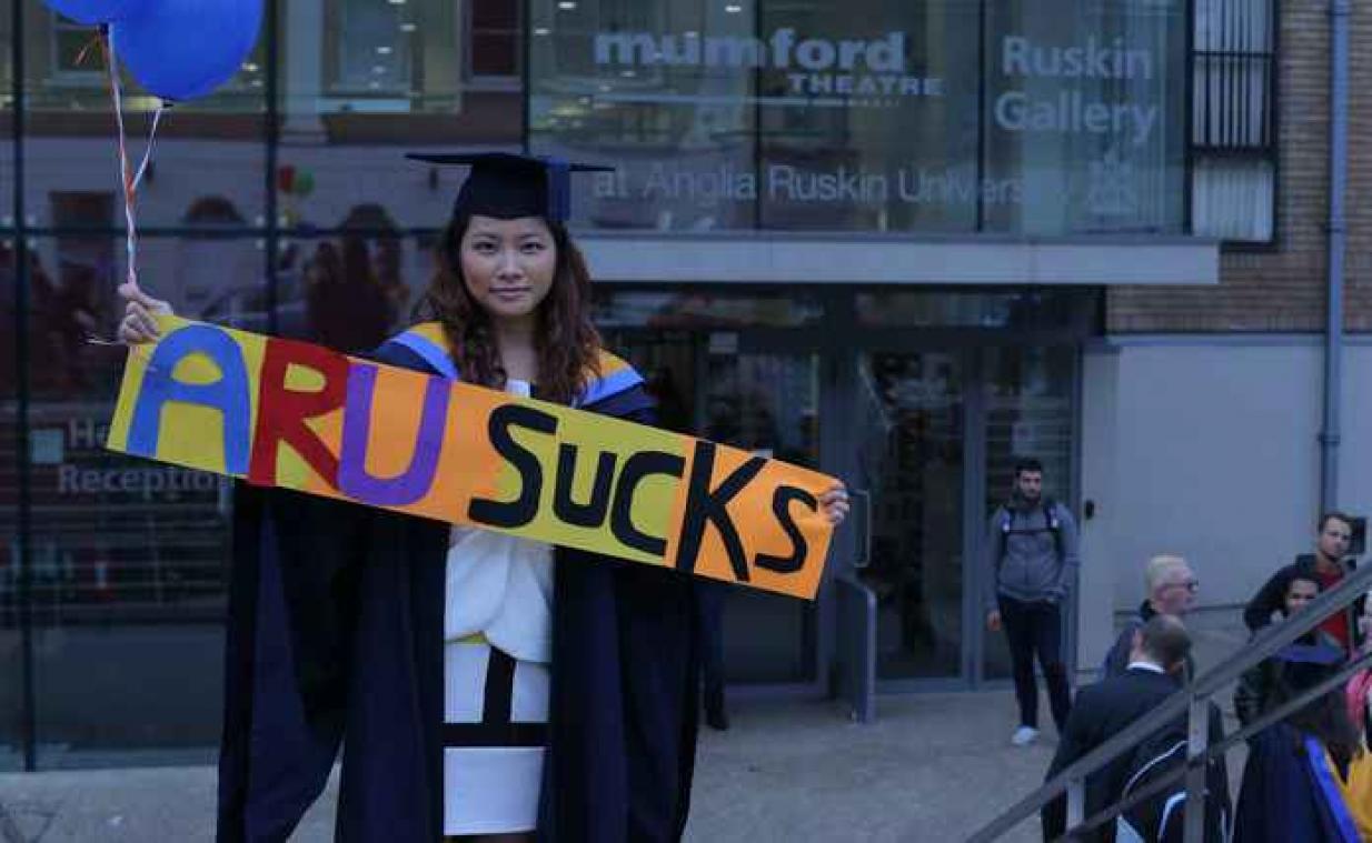 Studente daagt universiteit voor de rechter omdat diploma niks waard is