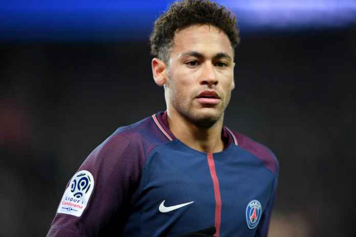 Naakte vriendin van Neymar steelt de show op Instagram