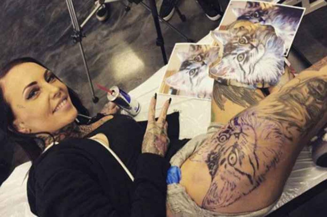 Vrouw laat vacht van haar kat tatoeëren