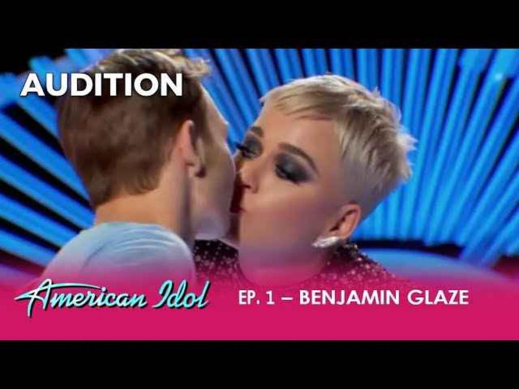 VIDEO. Katy Perry krijgt wind van voren na ongewilde kus
