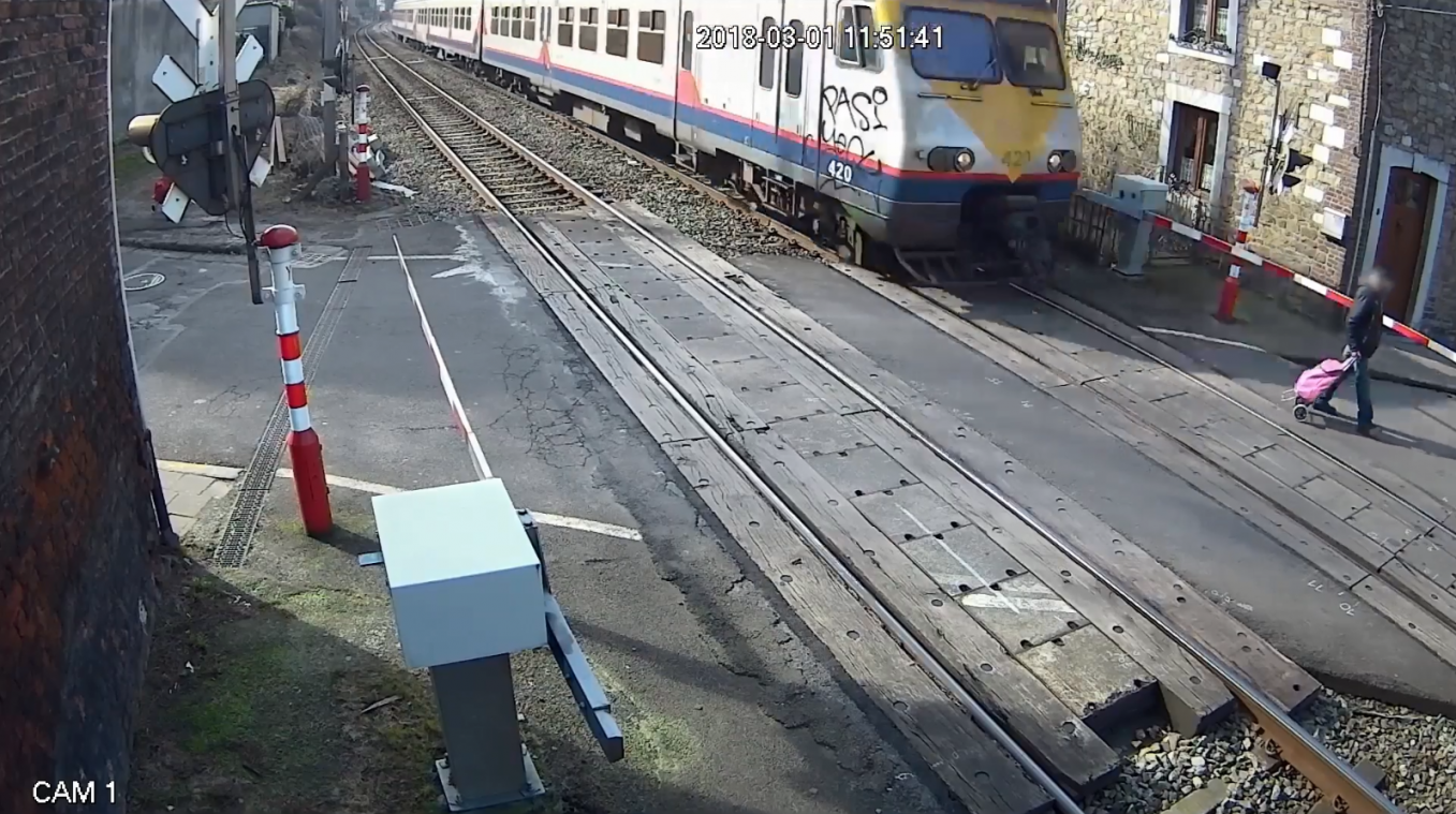 VIDEO. Infrabel deelt beelden van spoorloper die nipt aan ongeval ontsnapt