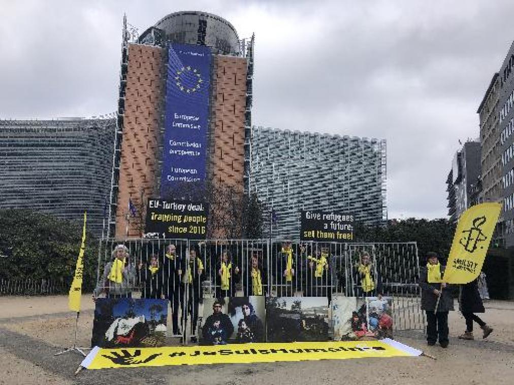 Amnesty International herdenkt twee jaar EU-Turkije deal achter tralies
