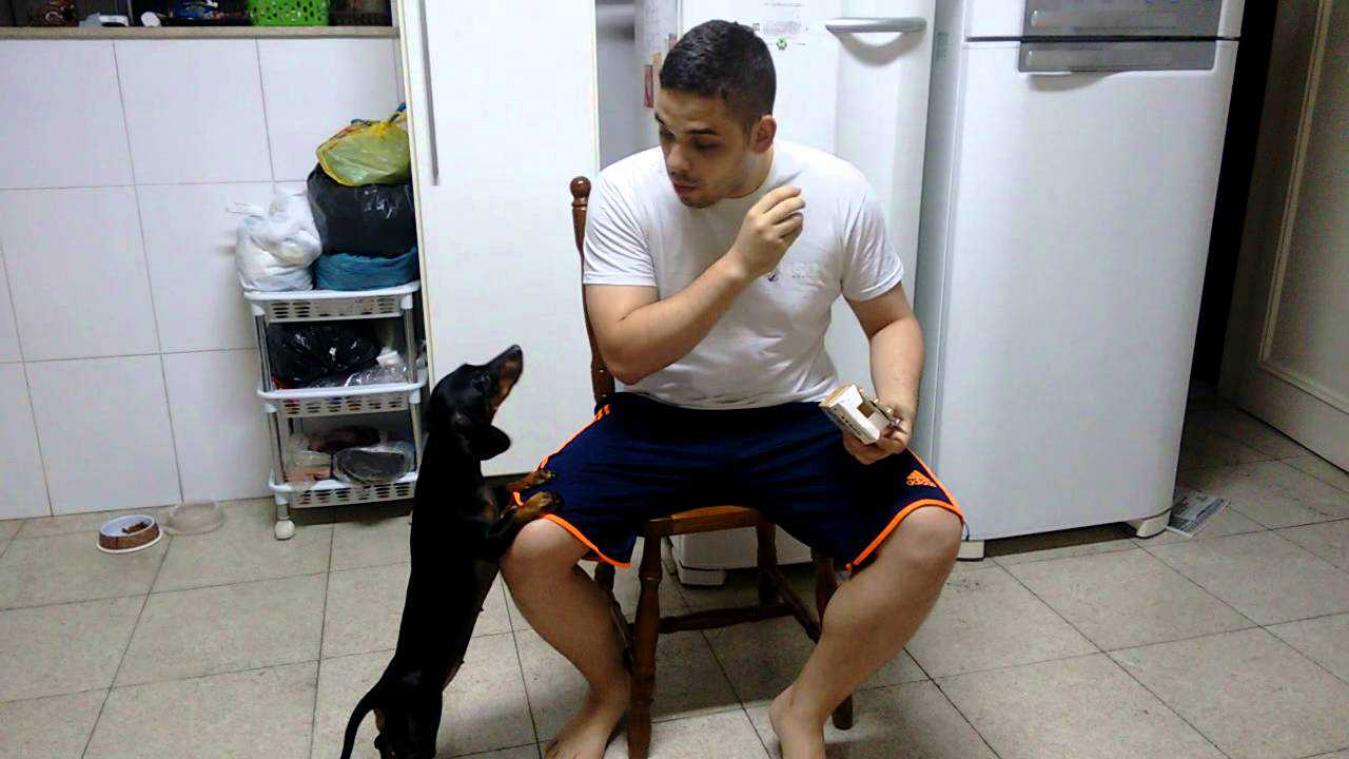 Geslepen man gebruikt omgekeerde psychologie zodat hond medicijn neemt