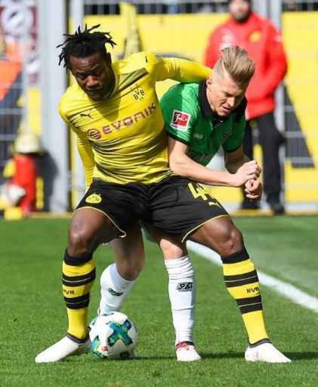 Michy Batshuayi helpt Dortmund met fraaie treffer voorbij Hannover