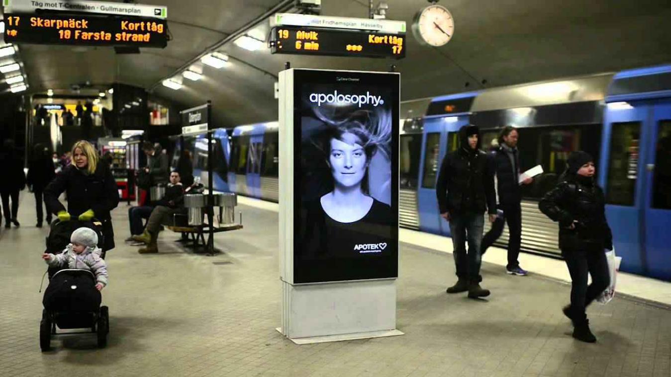 Het haar van dit innovatieve reclamebord wappert door de aankomst van de metro