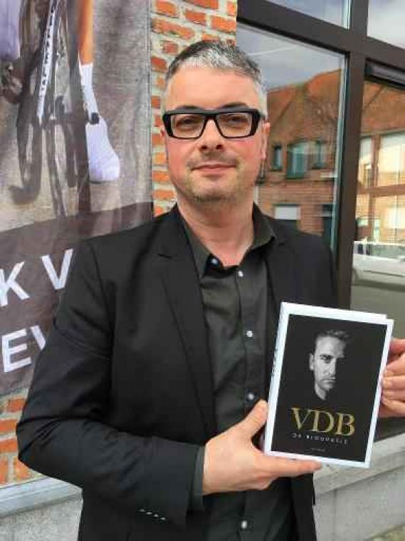 Familie en auteur stellen VDB, de biografie, voor in Ploegsteert