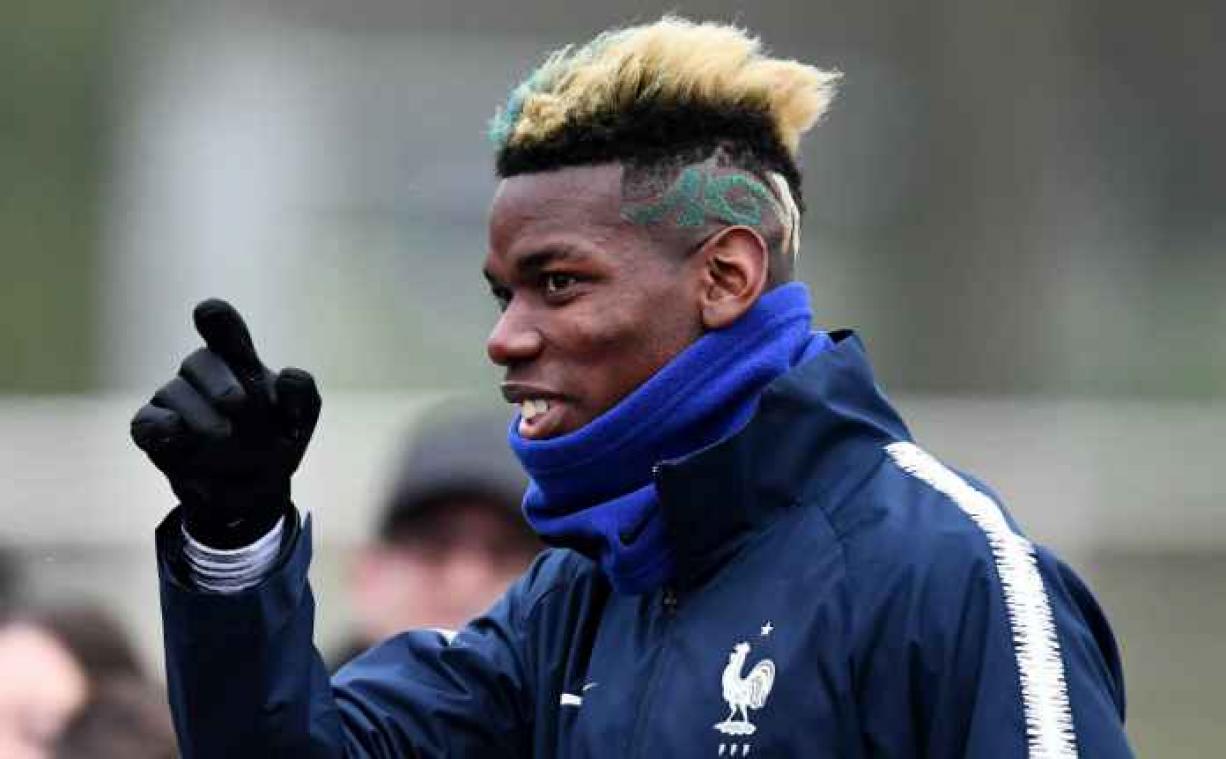 Ploegmaten lachen met nieuw kapsel Paul Pogba